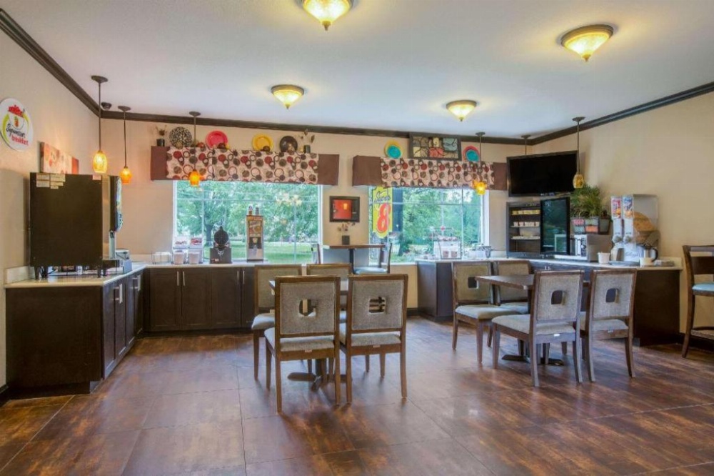 Super 8 by Wyndham Mansfield LA Main image