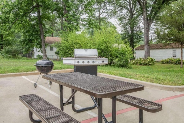 Super 8 by Wyndham Mansfield LA Main image