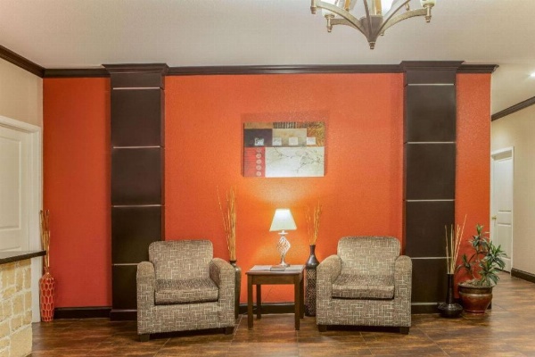 Super 8 by Wyndham Mansfield LA image 4