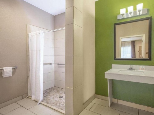 Super 8 by Wyndham Mansfield LA image 6